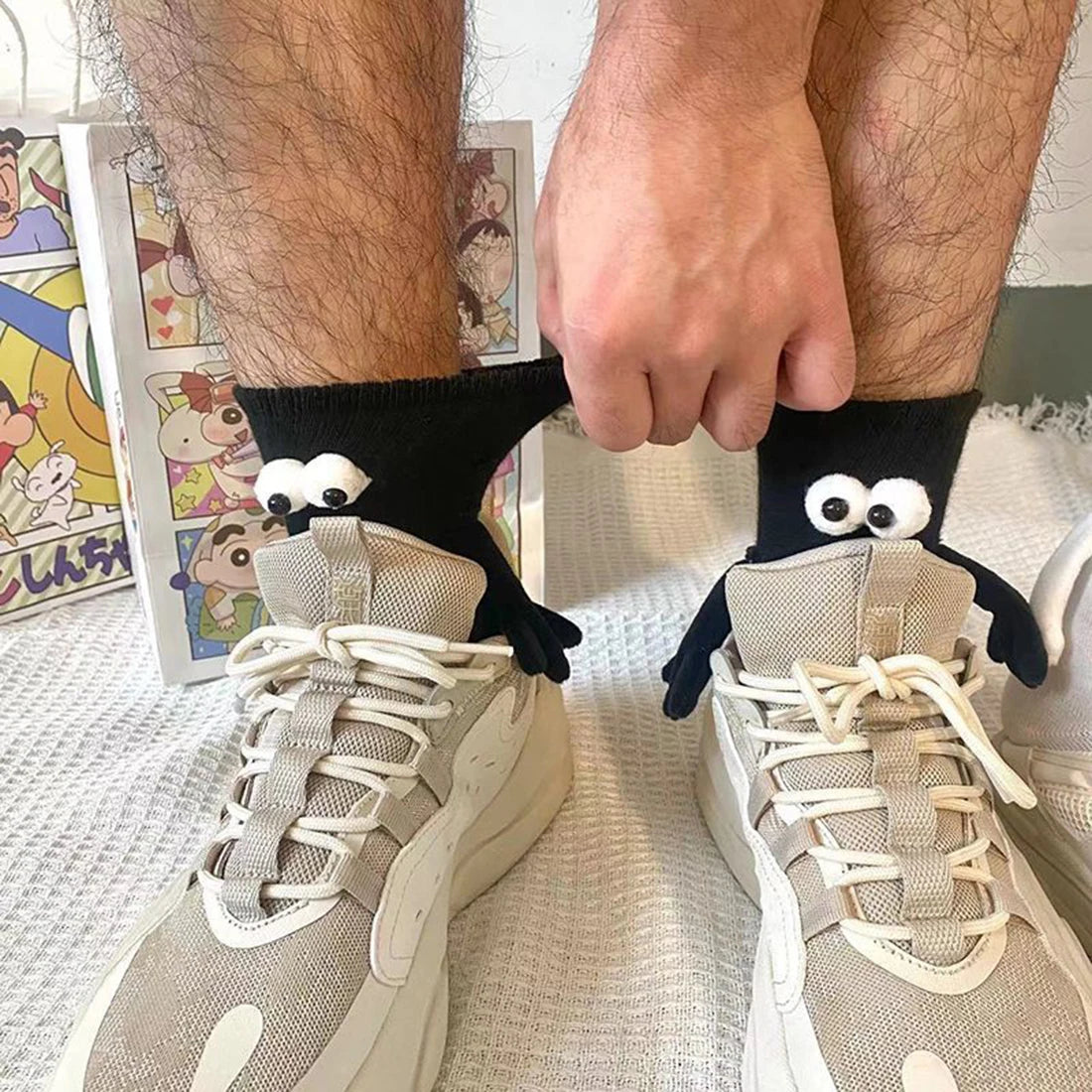 1 Pair Fashion Woman Socks Funny Creative Magnetic Attraction Hands Black White Cartoon Eyes Couples Socks